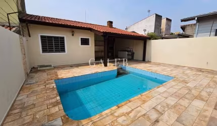 Casa térrea com 3 quartos, piscina, quintal e próximo de comércios