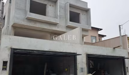 Sobrado com 3 quartos(1 suíte), garagem coberta, sala ampla