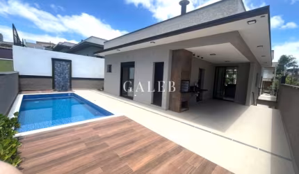 Casa de alto padrão no Condomínio Terras de Atibaia II: 3 quartos, 3 suítes, 2 salas, 5 banheiros, 4 vagas, 182m². Venha conferir!