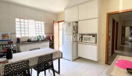Ótima casa à venda em Atibaia-SP, no Jardim das Cerejeiras - 03 quartos, 01 suíte, 1 sala, 2 vagas, 112,67m².