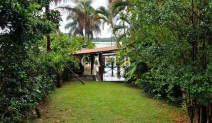 Casa pé na água, 900m² de terreno, garagem para barco, pier.