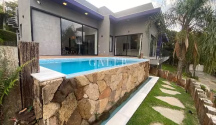 CASA ALTO PADRÃO, PORTEIRA FECHADA, PISCINA COM BORDA INFINITA, QUARTO PARA EMPREGADOS, ADEGA