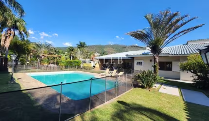 Impecável mansão de 7 quartos no Condomínio Flamboyant: 2000m² de pura elegância em Atibaia-SP!
