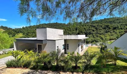 Casa de luxo em condomínio: 3 quartos, 3 suítes, 2 salas, 5 banheiros, 4 vagas de garagem, 220m² em Atibaia-SP no Condomínio Quintas da Boa Vista.