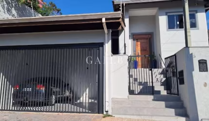 Espetacular casa à venda em Atibaia-SP, no bairro Retiro das Fontes: 3 quartos, 1 suíte, 2 salas, 4 banheiros, 2 vagas, 280m²!