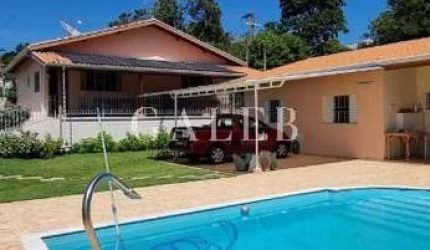 Chácara com casa térrea à venda, piscina pertinho da cidade