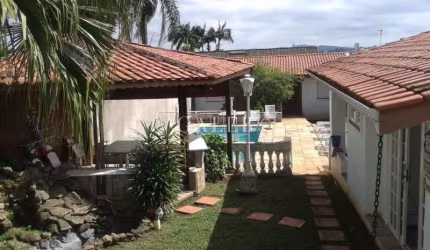 Casa para venda na Vila Espéria Ou Giglio, Atibaia-SP: 4 quartos, 1 suíte, 3 salas, 3 banheiros, 6 vagas, 300m² a/c.