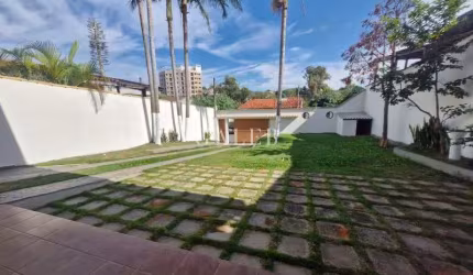 Imperdível casa à venda em Atibaia-SP, Jardim Paulista: 3 suítes,  + 01 Edícula com Banheiro, 2 salas, 4 banheiros, 4 vagas, 227m²!
