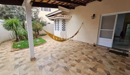 Casa totalmente térrea à venda em um dos melhores bairros, 3 quantos sendo 2 suítes, piscina