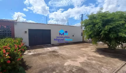 Casa a venda com ponto comercial ao lado do CPA!