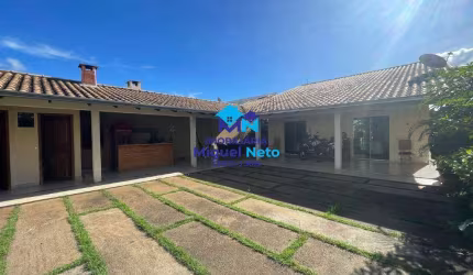 Exclusividade no Alberto Jaquier! Casa com 03 Suítes e Área Externa Ampla
