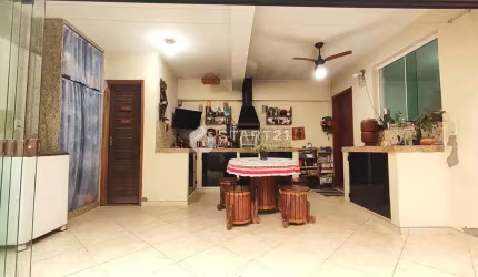 LINDA CASA A VENDA COM 4 QUARTOS, SENDO DUAS SUÍTES E UMA SUÍTE MASTER, VAGA DE GARAGEM E ÁREA GOUR