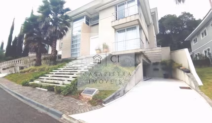 Casa em Condomínio com amplo espaço de jardim 4 suítes 482,24m2