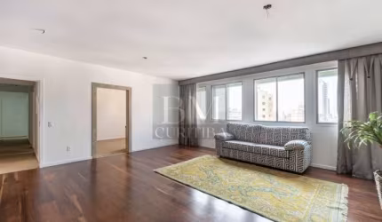 Amplo apartamento com 140m² privativos no Centro de Curitiba por R$ 680.000