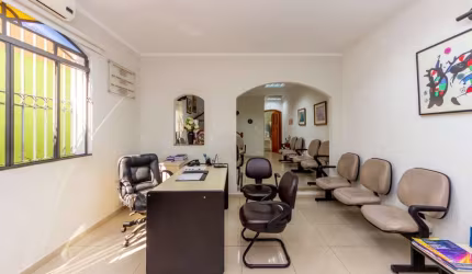 Casa tipo para venda com 5 quartos, sendo 1 suíte, 261m²