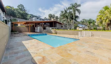 Casa tipo para venda com 4 quartos, sendo 4 suítes, 800m²