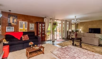 Casa tipo para venda com 6 quartos, sendo 2 suítes, 239m²