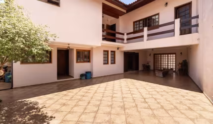 Sobrado para venda com 3 quartos, sendo 3 suítes, 248m²