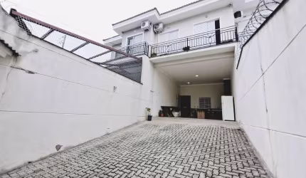 Sobrado para venda com 5 quartos, sendo 2 suítes, 136m²