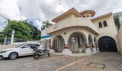 Casa tipo para venda com 6 quartos, sendo 2 suítes, 312m²