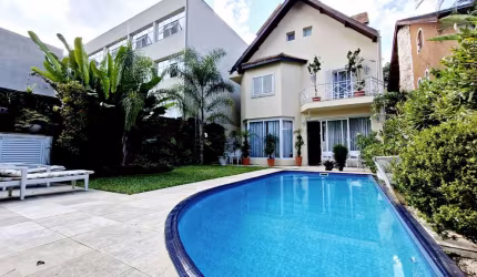 Casa tipo para venda com 4 quartos, sendo 4 suítes, 395m²