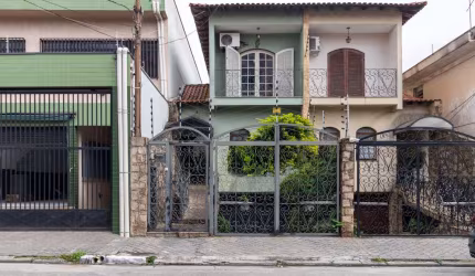 Casa tipo para venda com 4 quartos, sendo 2 suítes, 385m²