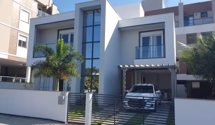 Excelente casa 3 suítes próxima à praia - Rio Tavares - Florianópolis / SC