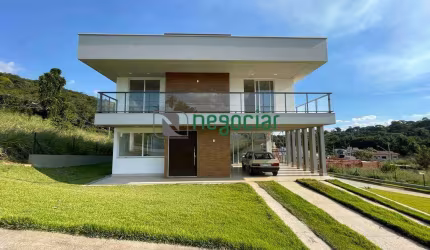Viva o luxo e a exclusividade: Residência de alto padrão em condomínio requintado!