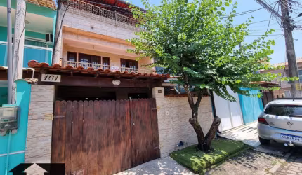 Cosmorama - Cond. Beija-Flor III, Triplex com 4 quartos sendo 1 suíte