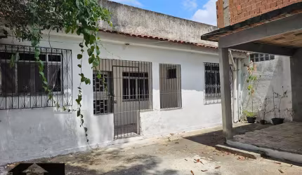 Casa com Quintal em Excelente Localização, próximo ao Centro de Nova Iguaçu