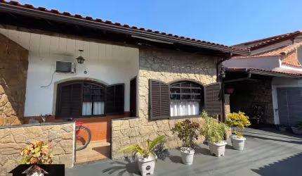 Excelente Casa Linear de 3 Quartos, Quintal e Piscina à Venda na Vila Emil, Mesquita/RJ