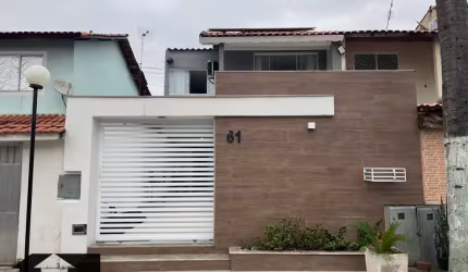 Linda Casa de 3 Quartos com Piscina em Condomínio
