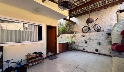 Casa com Piscina e Área Gourmet em Pequeno Condomínio