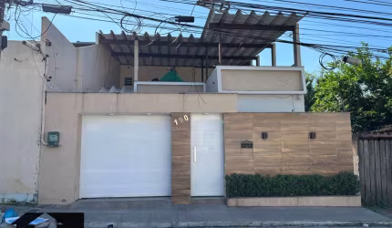 Casa e 3 Quartos com Terraço e Piscina no Centro de Mesquita