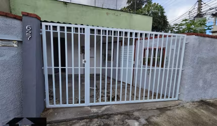 Casa de Esquina, Térrea com Quintal