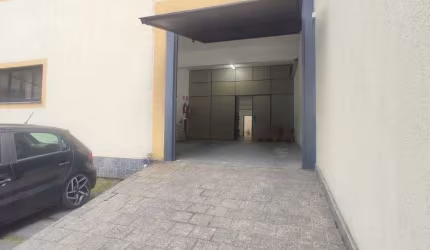 Prédio comercial no Jaguaré com galpão e salas