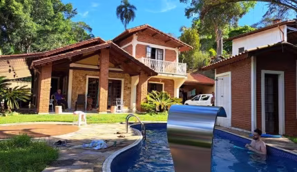 Casa de condomínio em Embú das Artes com piscina