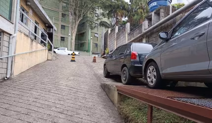 Galpão com salas comerciais no jaguaré São Paulo com 400 mts2. de área construida E 530 mts2. de terreno.