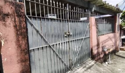 Casa à venda em Umuarama, Osasco - 4 dormitórios e quintal espaçoso!