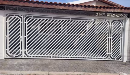 Casa térrea com 2 suítes e 3 vagas de garagem no Parque Continental