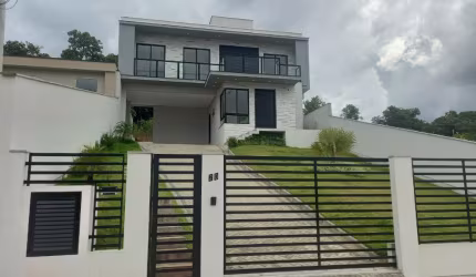 Linda Casa Alto Padrao no Bairro Primeiro de Maio