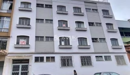 Centro, quarto e sala todo reformado, um lance de escadas, excelente localização.