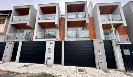 Santa Catarina, casa duplex, 3 quartos, suíte, varanda, garagem, espaço gourmet. Venha conferir!!!