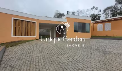 Casa em Condomínio em Jambeiro-SP - 3 Quartos, 2 Suítes, 2 Salas, 2 Banheiros, 2 Vagas e 210m² de Área.