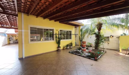 Imperdível! Casa à venda em São José dos Campos-SP, Bosque dos Eucaliptos: 3 quartos, 1 suíte, 3 salas, 1 banheiro, 3 vagas, 125m².