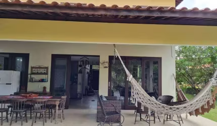 Casa à venda com 1000m², sala 3 ambientes, cozinha mobiliada, lavabo, 1 suíte/closet, WC serviço, e