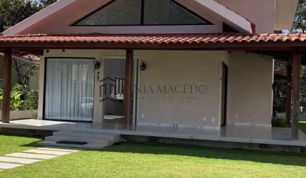 Casa à venda com 612m², sala 3 ambientes, WC social, 2 suítes sendo 1 com banheira e closet, espaço