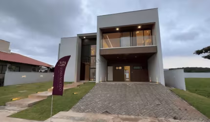 Casa à venda com 379,14m², projetada por Humberto Zirpolli, com 3 suítes sendo uma máster com close