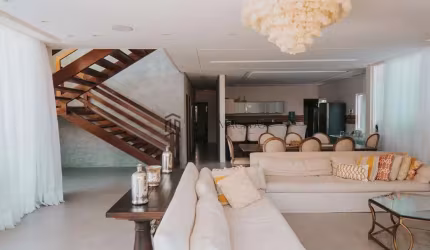 Belíssima casa, com 600m², 09 suítes, com varanda, sala para 02 ambientes distribuídos confortavelm