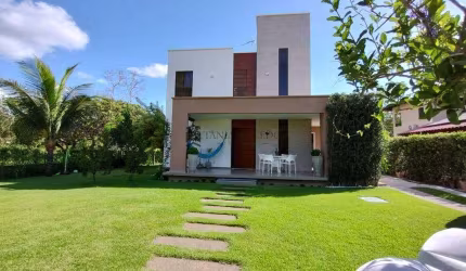 Casa à venda com 600m² e 195m² de área construída. 4 quartos sendo 1 suíte máster e um lindo jardim